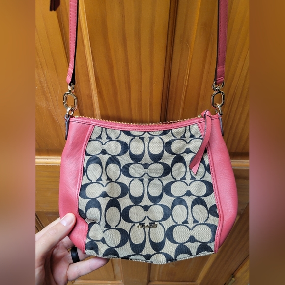 Coach bag with matching wristlet - Picture 7 of 7